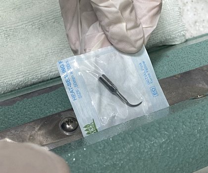 멸균 과정 사진 4 — 멸균 파우치에 담아 실링한 기구