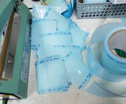 멸균 과정 사진 3 — 멸균 파우치 실링기와 멸균 파우치 롤